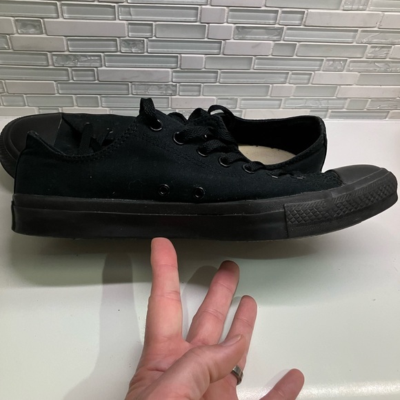 Converse Low-Top all jet black. Size 10.5 - Picture 6 of 11